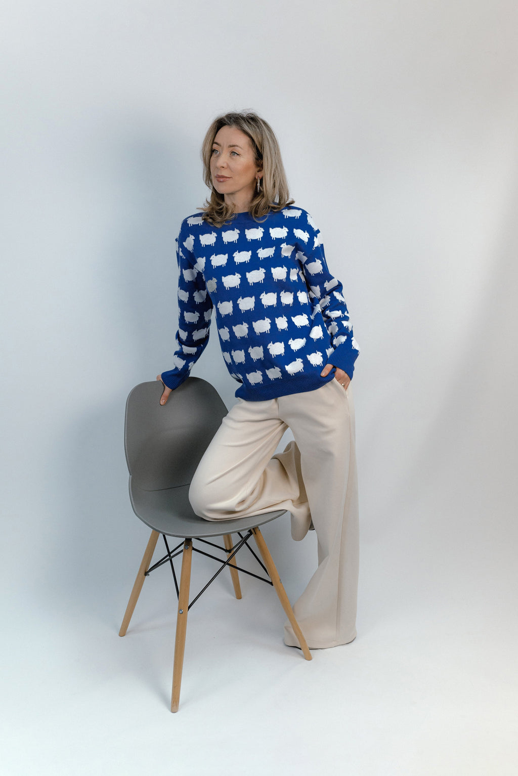Sweter z owieczkami, Jeansowy
