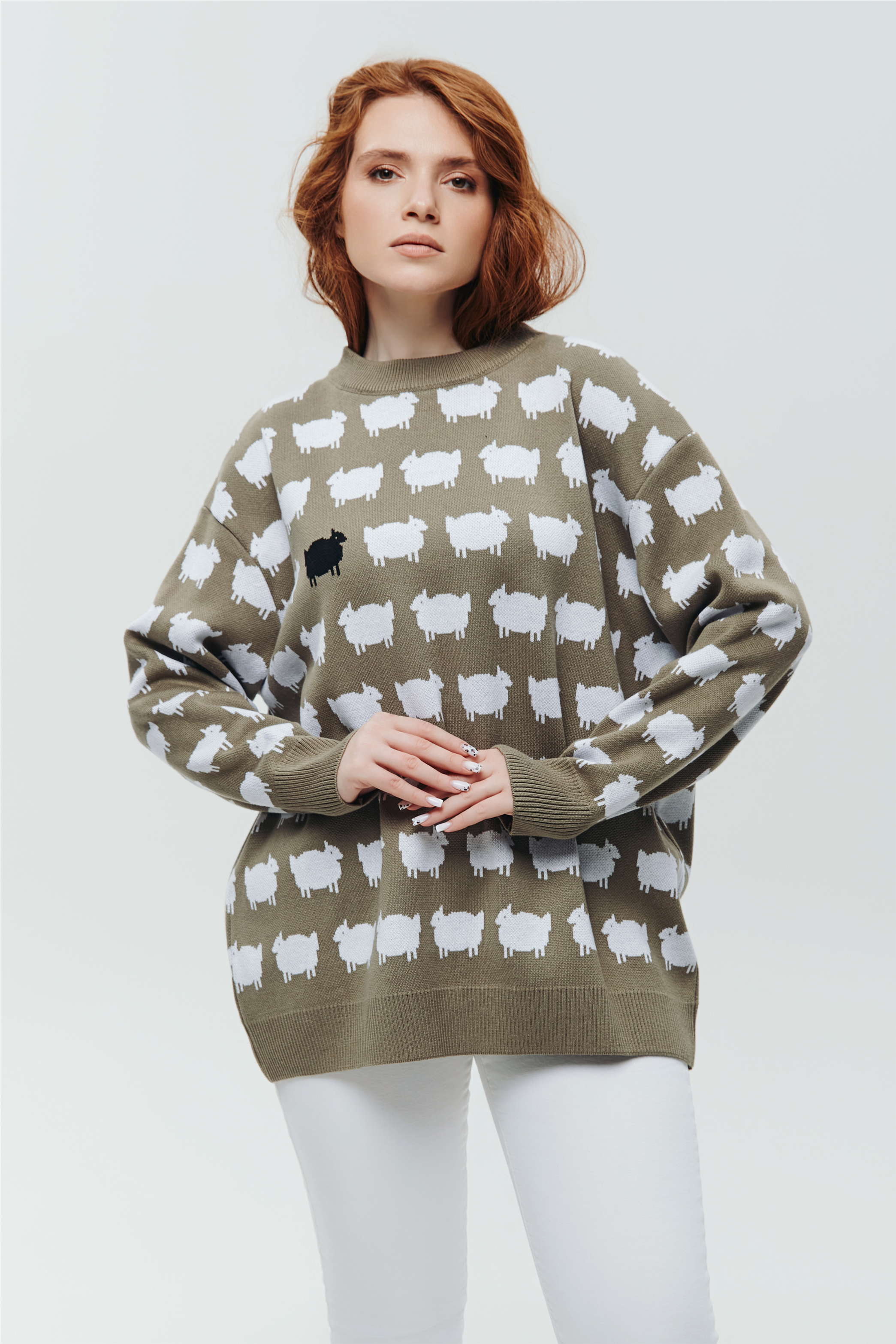 Sweter z owieczkami, Oliwkowy