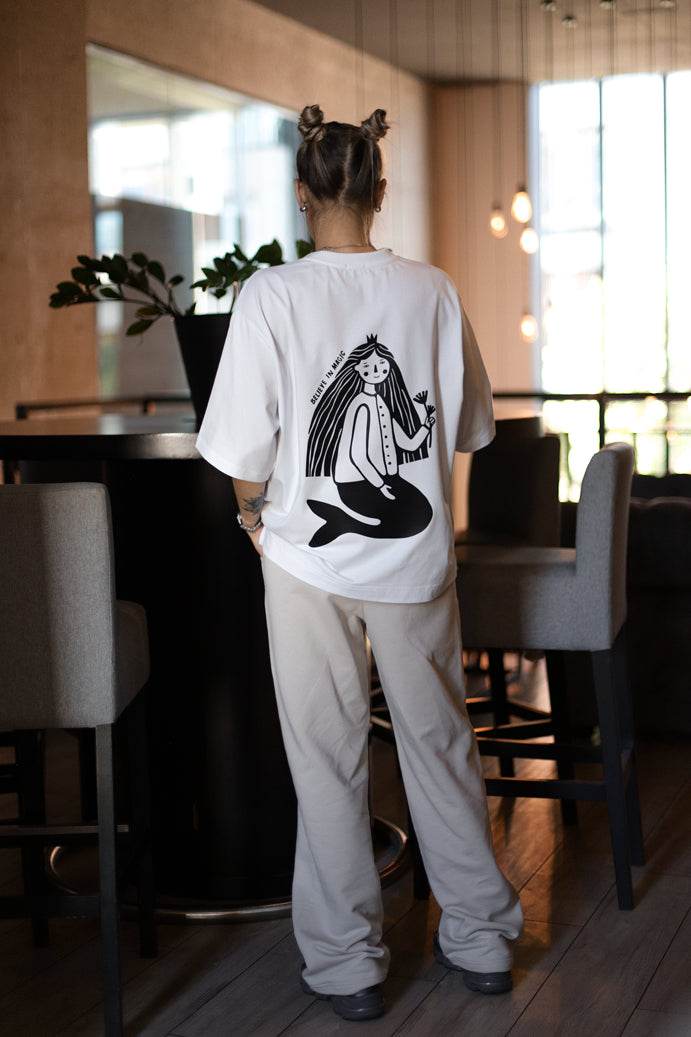 Oversized T-shirt "Believe in magic"